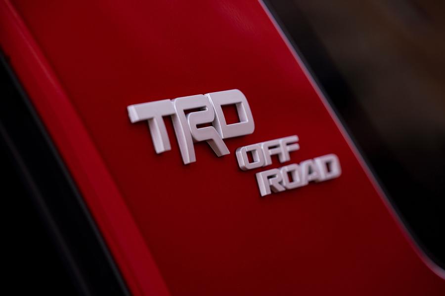 Логотип Toyota 4Runner TRD Off-Road (N280) 2016 года  (NA) (фото 19 из 37)